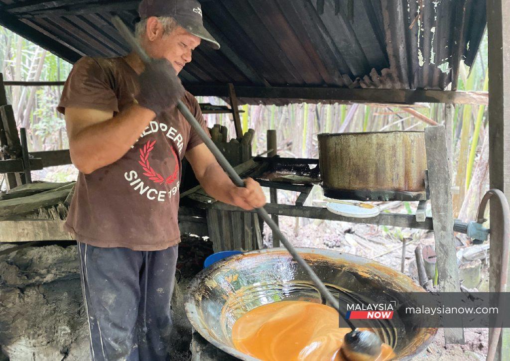 Mahli Ramli mengacau nira nipah. Beliau mengambil masa beberapa jam sebelum air nira menjadi melekit dan sesuai dibuat gula apong.