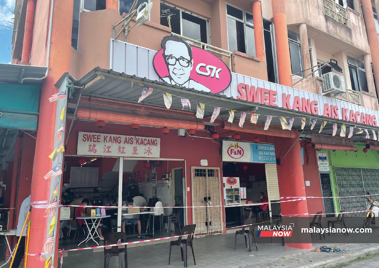 Swee Kang Ais Kacang, a popular spot for dessert in Kuching, Sarawak, remains closed to dine-in customers despite the permission recently granted by the authorities.