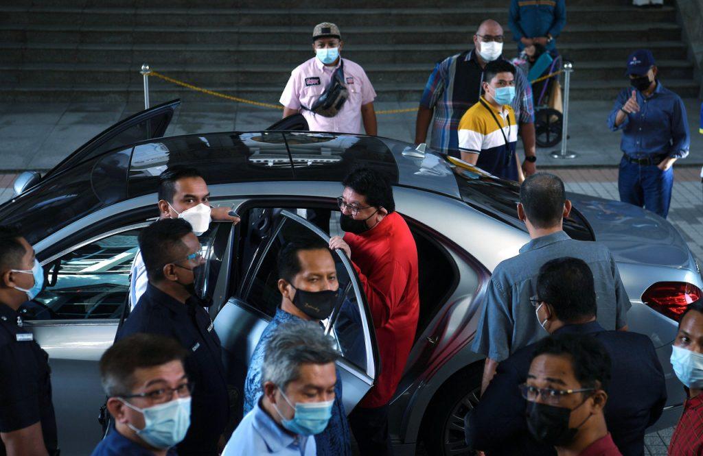 Bekas menteri Tengku Adnan Tengku Mansor meninggalkan Istana Kehakiman di Putrajaya selepas dibebaskan daripada pertuduhan menerima rasuah sebanyak RM2 juta daripada seorang usahawan lima tahun lepas. Gambar: Bernama