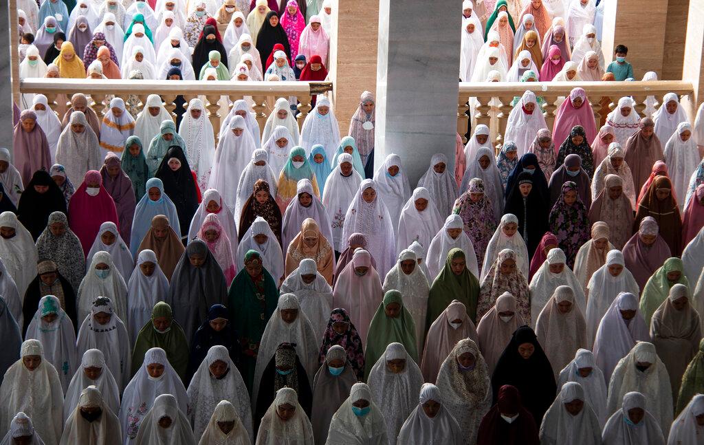 Indonesian Muslims perform Eid al-Adha prayers at a mosque in Lhokseumawe, Aceh province, Indonesia, July 20. Photo: AP
