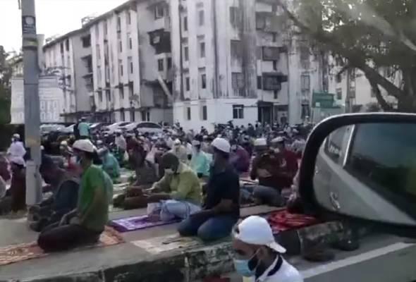 Video tular ratusan individu dipercayai warga asing melanggar SOP solat sunat Aidiladha dengan melakukan solat itu di kawasan terbuka dan tepi jalan di Surau Taman Pelangi, Juru di Bukit Mertajam hari ini.