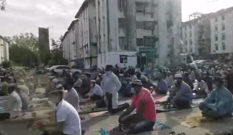 Tangkap layar sebuah video memaparkan warga asing solat sunat Aidiladha tanpa mengikut SOP.