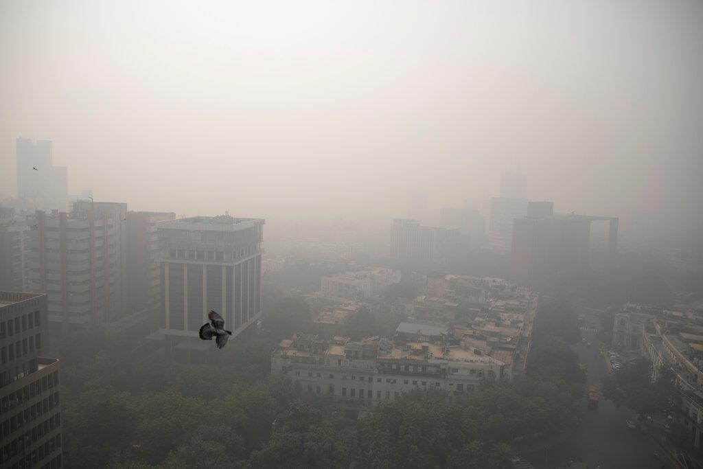 Smog envelopes the skyline in New Delhi, India, Nov 4, 2020. Photo: AP