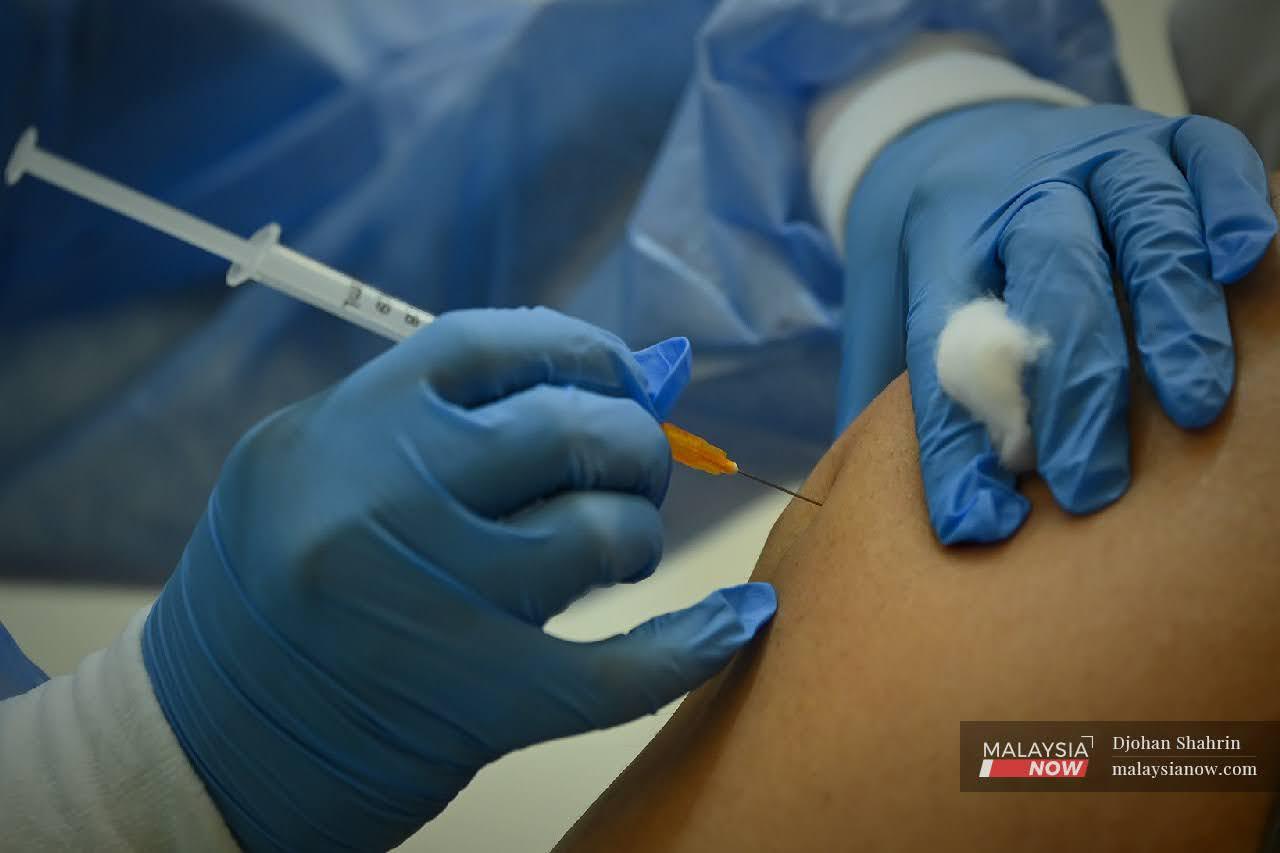 Pegawai perubatan memberi suntikan vaksin AstraZeneca  kepada penduduk Kuala Lumpur dan Selangor di PPV Pusat Dagangan Dunia Putra.
