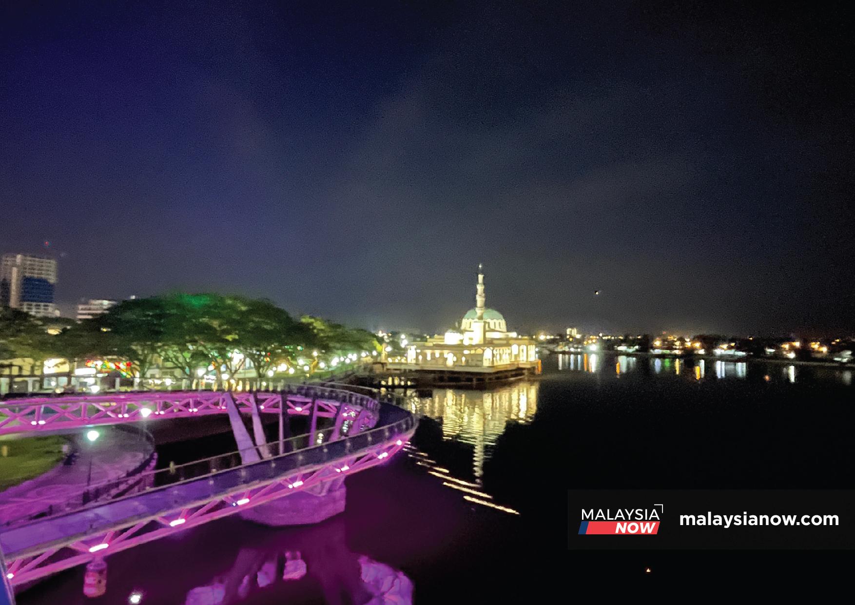 Suasana bercahaya Masjid India Kuching atau dikenali Masjid Terapung di waktu malam.