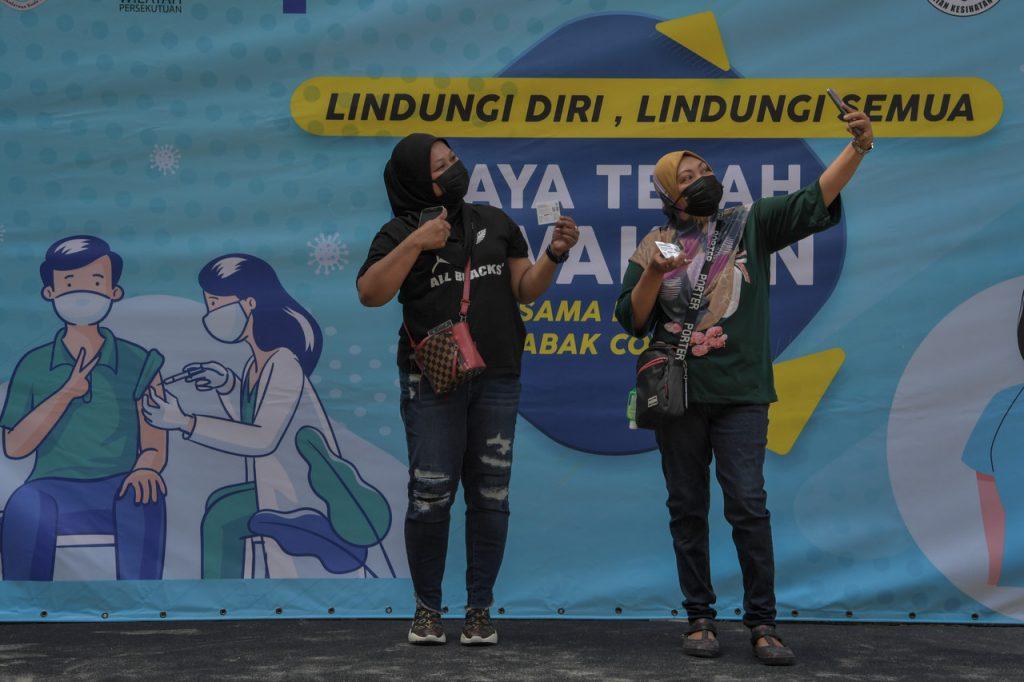 Women pose for a selfie together after receiving their Covid-19 jabs under the MyMedic@Wilayah Mobile Vaccination Programme at Dewan PPR Ulu Pudu in Kuala Lumpur. Photo: Bernama