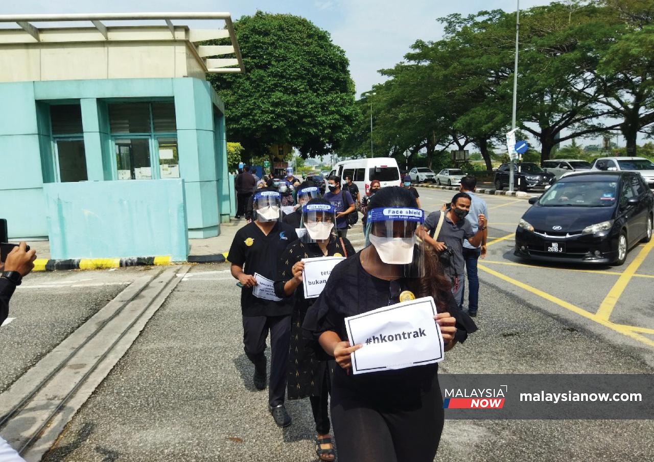 Contract doctors from Sungai Buloh Hospital stage a walkout, wearing black and carrying placards to protest their treatment by the government.