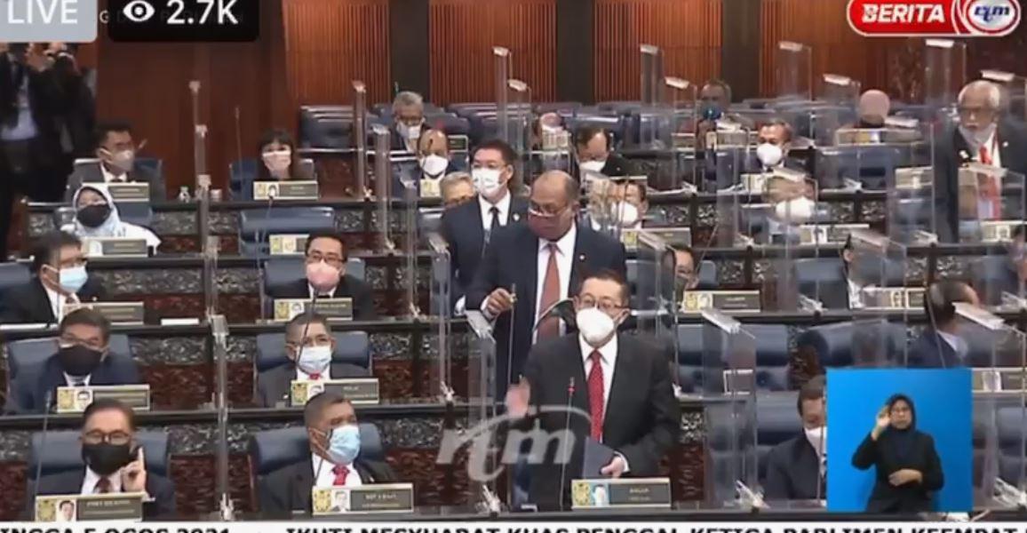 Tangkap layar pemimpin DAP Gobind Singh Deo, Lim Guan Eng dan Nga Kor Ming hari ini dilihat memekik dan menjerit ketika sidang khas Dewan Rakyat diajak bertafakur bagi memperingati korban Covid-19.