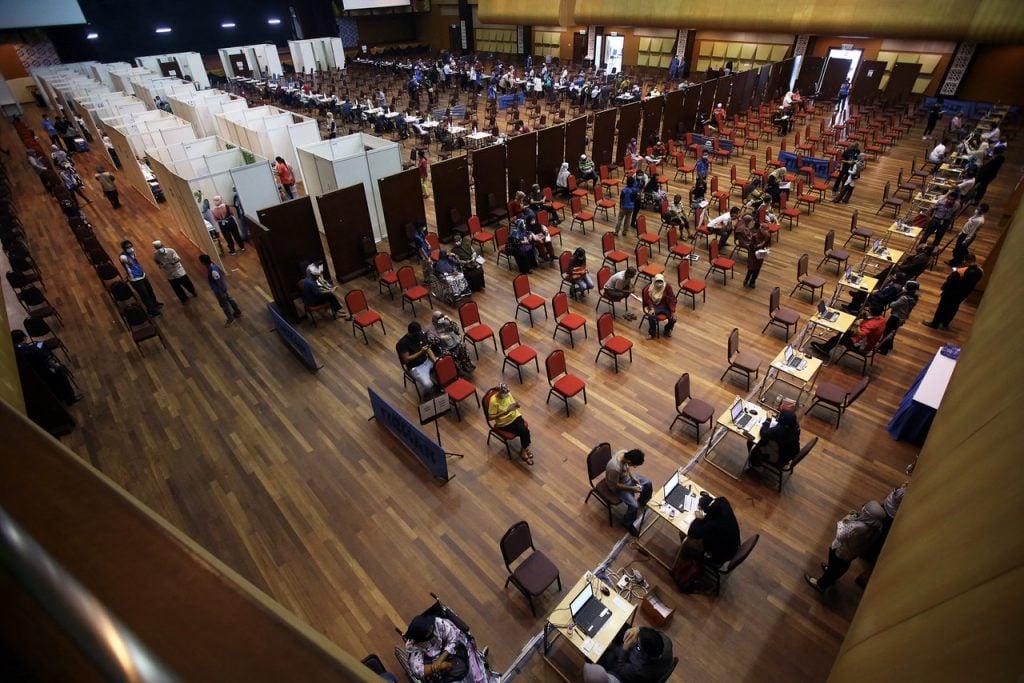 Matfa menggesa orang ramai mendaftar janji temu vaksinasi Covid-19 di samping menawarkan hadiah tiket dan baucar taman tema. Gambar: Bernama