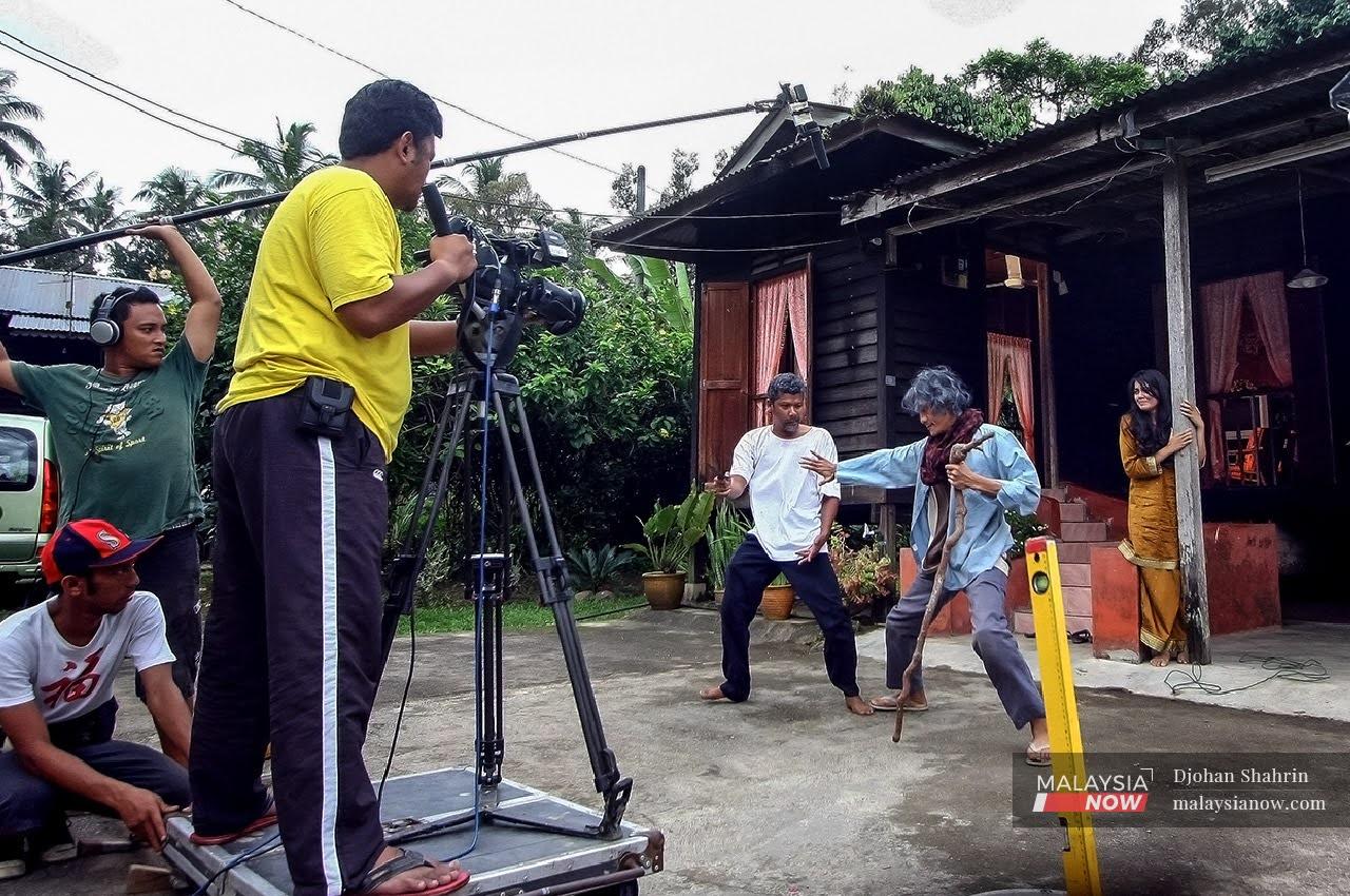 Sebelum pandemik; jurukamera produksi melakukan babak penggambaran drama Puaka Bunga Tanjung Sungai Pangsun, Hulu Langat. Kini, penggiat filem terpaksa berdepan kesukaran akibat pandemik Covid-19 melanda negara.