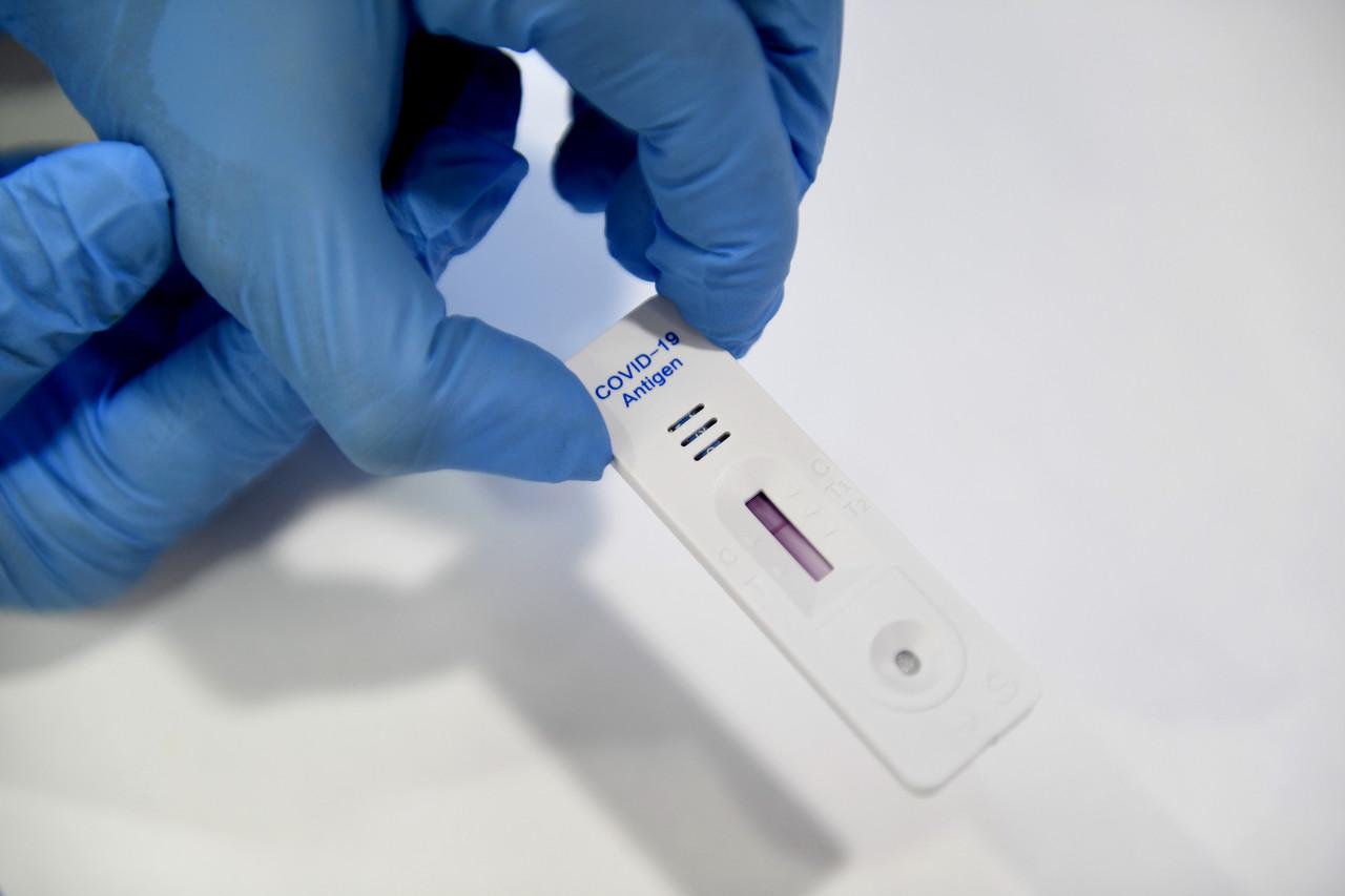 Kit ujian kendiri menggunakan air liur iaitu Salixium Covid-19 Rapid Antigen Test.