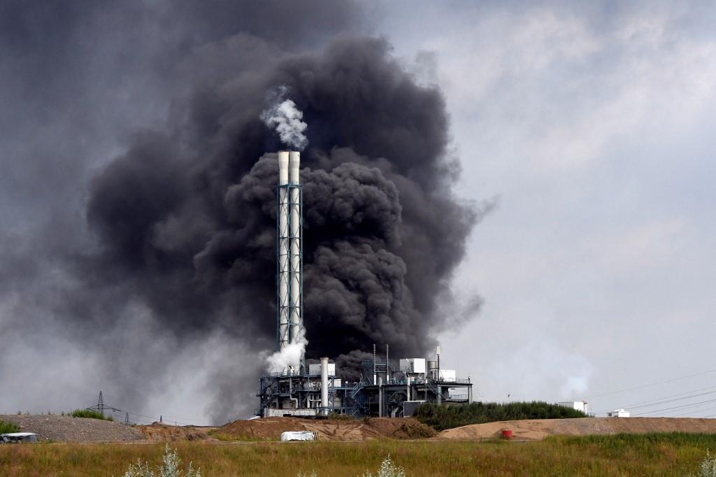 Smoke rises from a landfill and waste incineration area at the Chempark industrial park run by operator Currenta following an explosion in Leverkusen's Buerrig district, western Germany, on July 27. Photo: AFP
