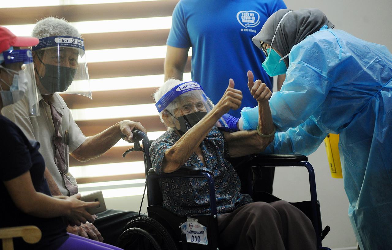 101-year-old Khoo Swee gives a thumbs up after receiving her second dose of Covid-19 vaccnie at Hospital KPJ Klang yesterday. Photo: Bernama