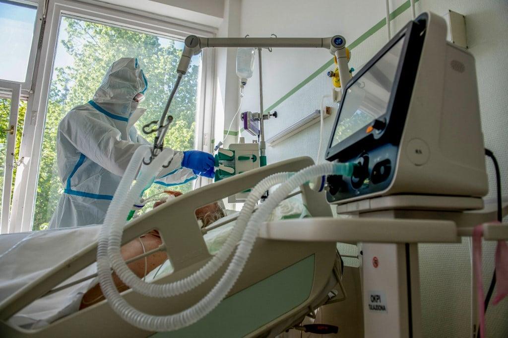 A doctor wearing personal protective equipment treats a Covid-19 patient on a ventilator in the isolation room at the National Koranyi Pulmonology Institute of Budapest, April 21, 2020. Photo: AFP