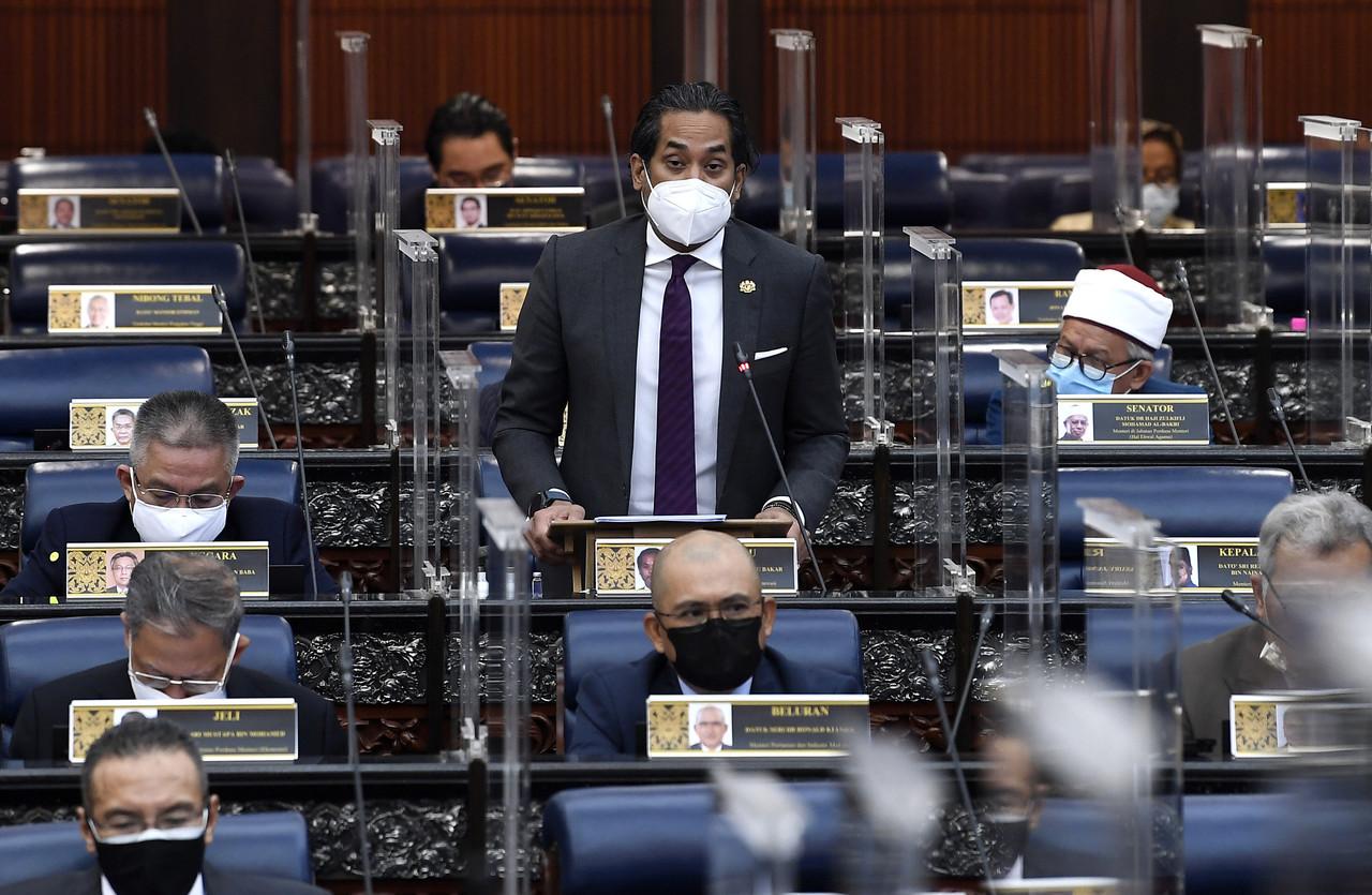 Menteri Sains, Teknologi dan Inovasi Khairy Jamaluddin merangkap menteri penyelaras Program Imunisasi Covid-19 Kebangsaan (PICK) membentangkan PICK kepada ahli-ahli Parlimen pada hari ketiga Mesyuarat Khas Penggal Ketiga Parlimen Ke-14 di Parlimen hari ini. Gambar: Bernama