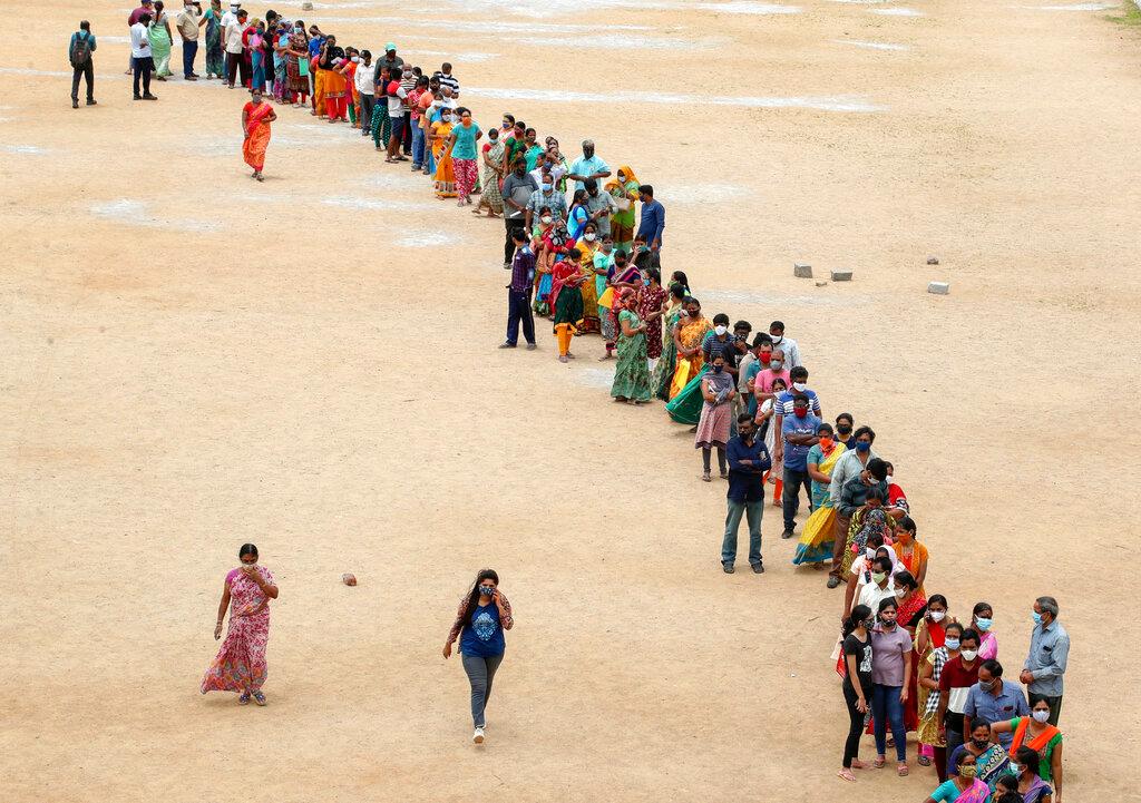 Hundreds of people line up to receive their second dose of vaccine against the coronavirus at the municipal ground in Hyderabad, India, July 29. Photo: AP