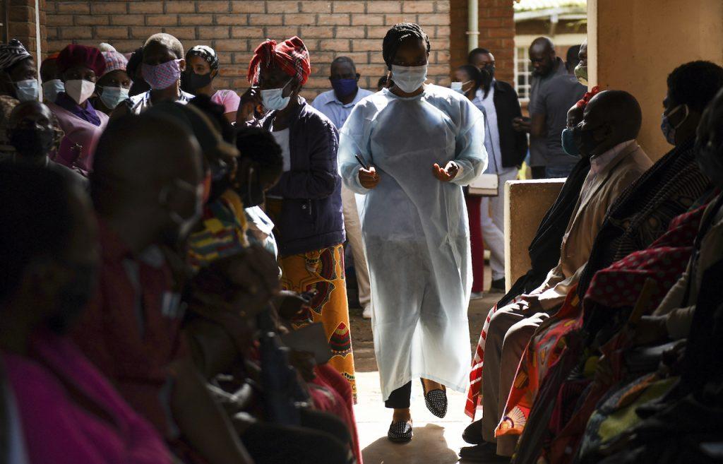 Orang ramai menunggu giliran untuk mendapatkan vaksin AstraZeneca d di Pusat Kesihatan Ndirande, Blantyre Malawi. Gambar: AP