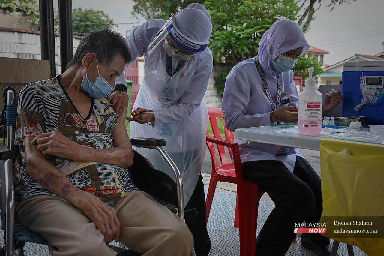 Petugas Klinik Kesihatan Petaling memberikan vaksinasi kepada warga emas dari Pertubuhan Kebajikan Warga Emas Kenangan Budi Kuala Lumpur di Petaling Jaya.