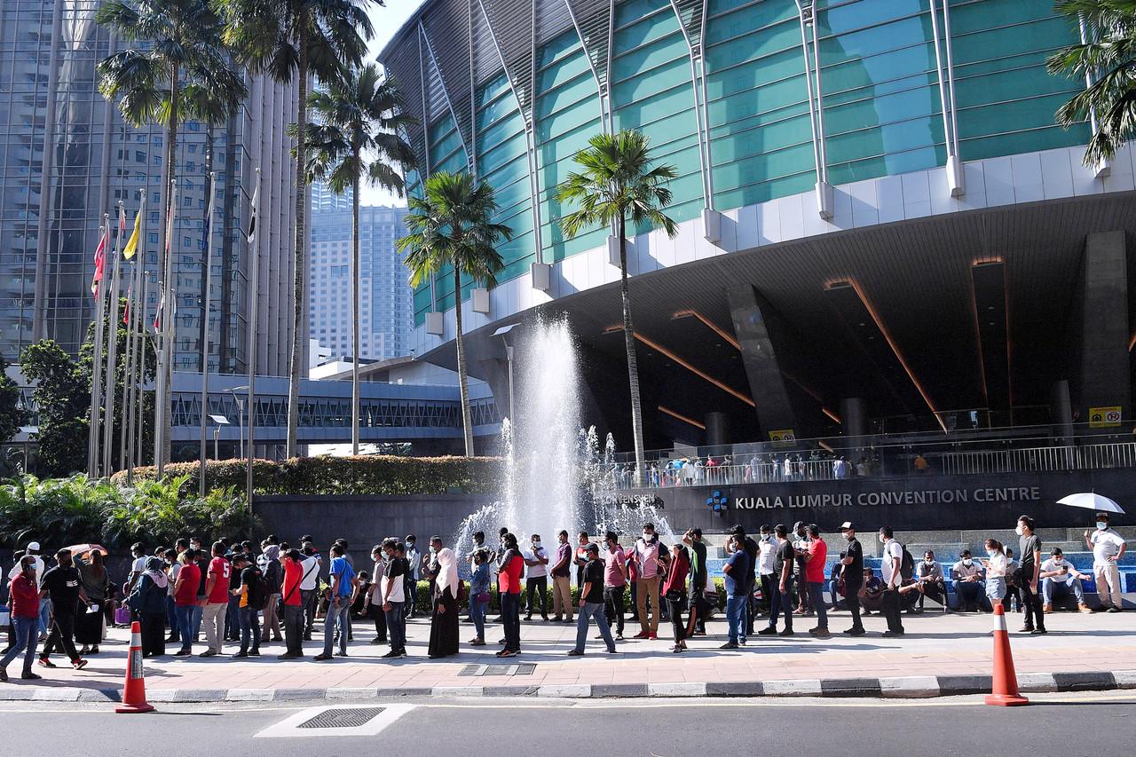 Foreign workers queue outside the KLCC vaccination centre in Kuala Lumpur on July 28. Photo: Bernama
