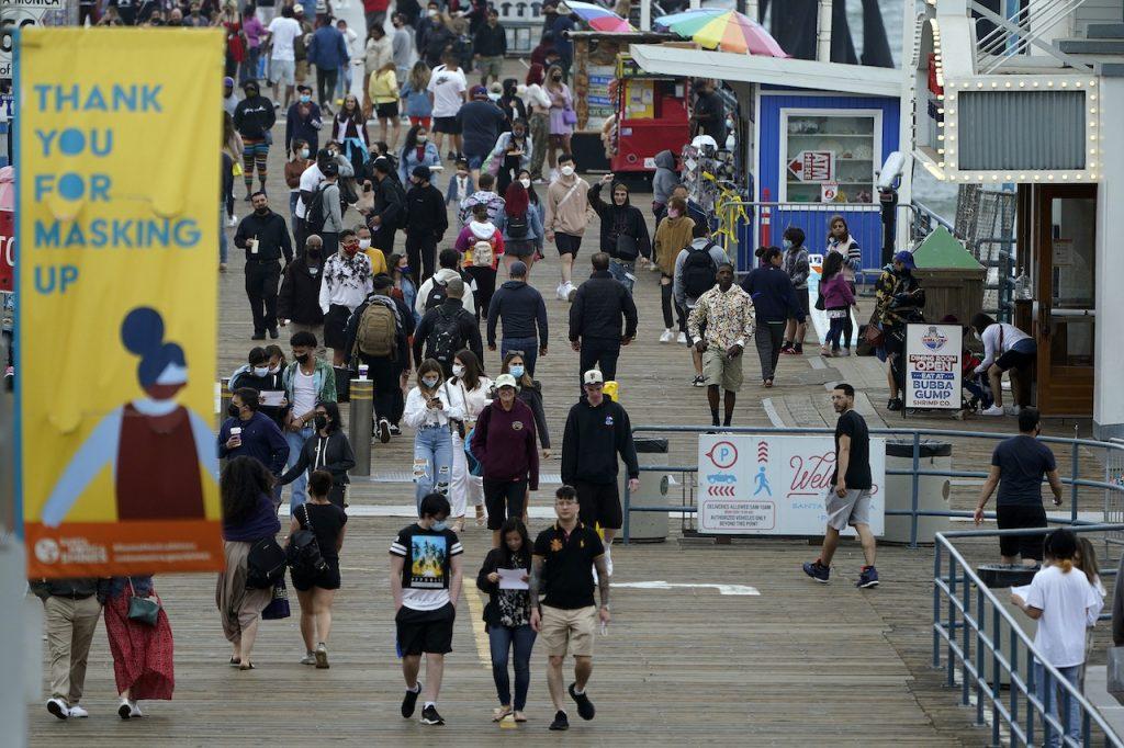 A posted sign thanks visitors for wearing masks in Santa Monica, California, May 13. Photo: AP