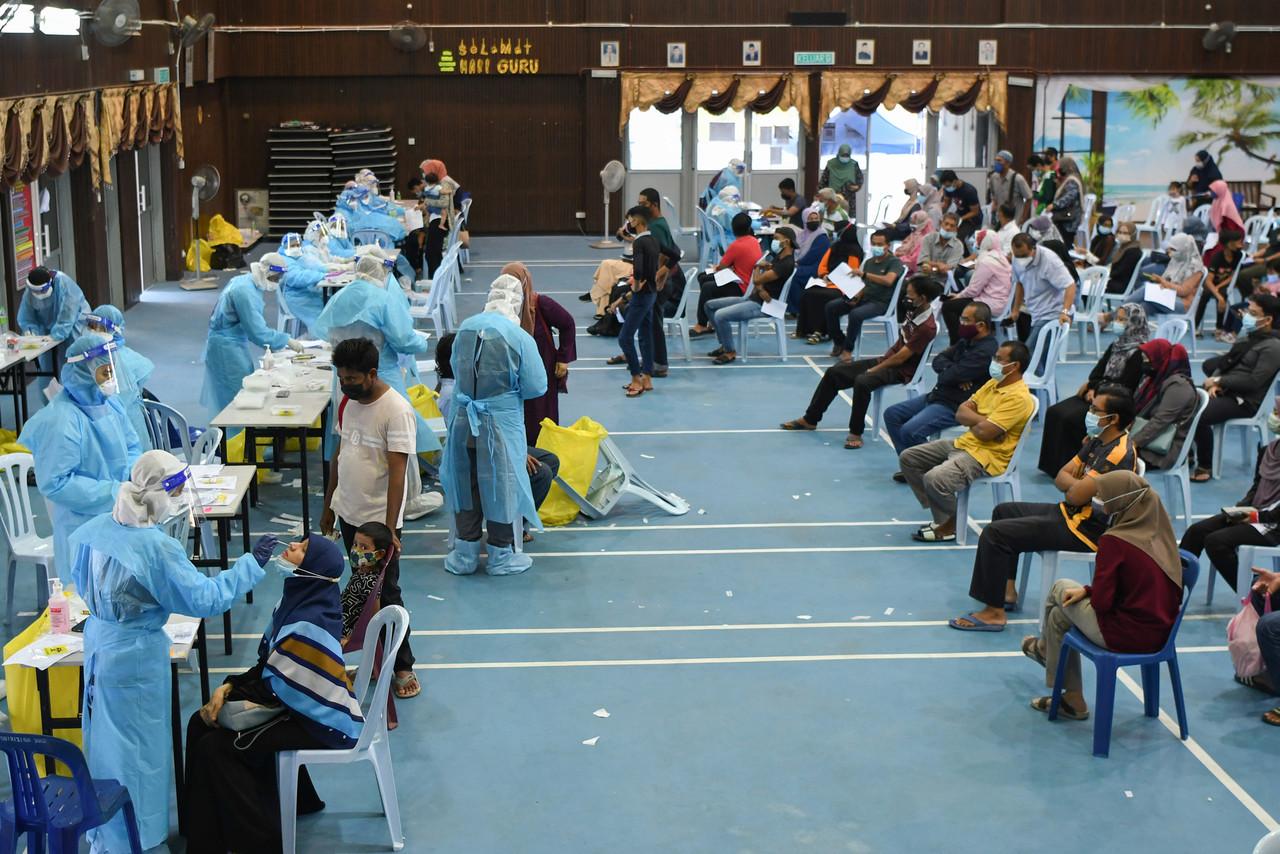 Penduduk Kampung Banggol Tok Jiring hadir bagi melakukan ujian saringan Covid-19 ketika tinjauan di Sekolah Menengah Kebangsaan Agama (SMKA) Dato' Haji Abbas hari ini. Gambar: Bernama