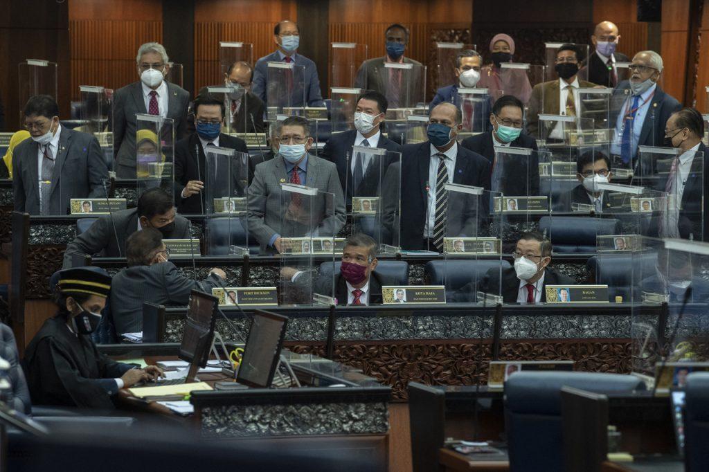 Ahli Parlimen pembangkang berdiri sewaktu sidang khas Dewan Rakyat bermula 26 Julai lalu. Gambar: Bernama