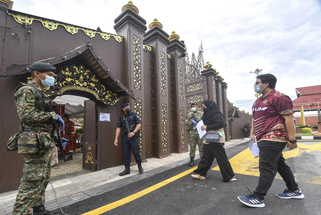 Vaccine recipients enter Istana Balai Besar in Kota Bharu which will be used as a vaccination centre for five days. Photo: Bernama