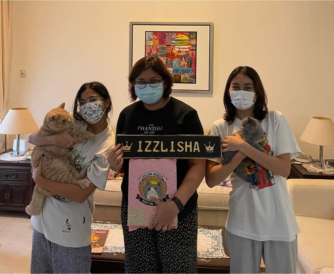 Happy customers during better times at the Izzlisha Majesty Cattery.
