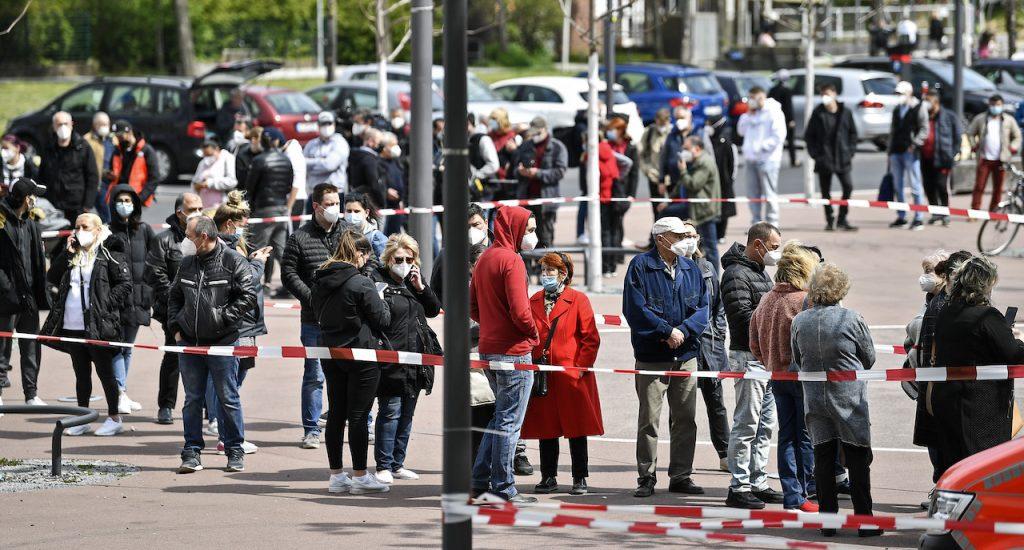 Hundreds of people wait in lines to receive the Moderna vaccine at a mobile vaccination centre in Chorweiler in Cologne, Germany, May 3. Photo: AP