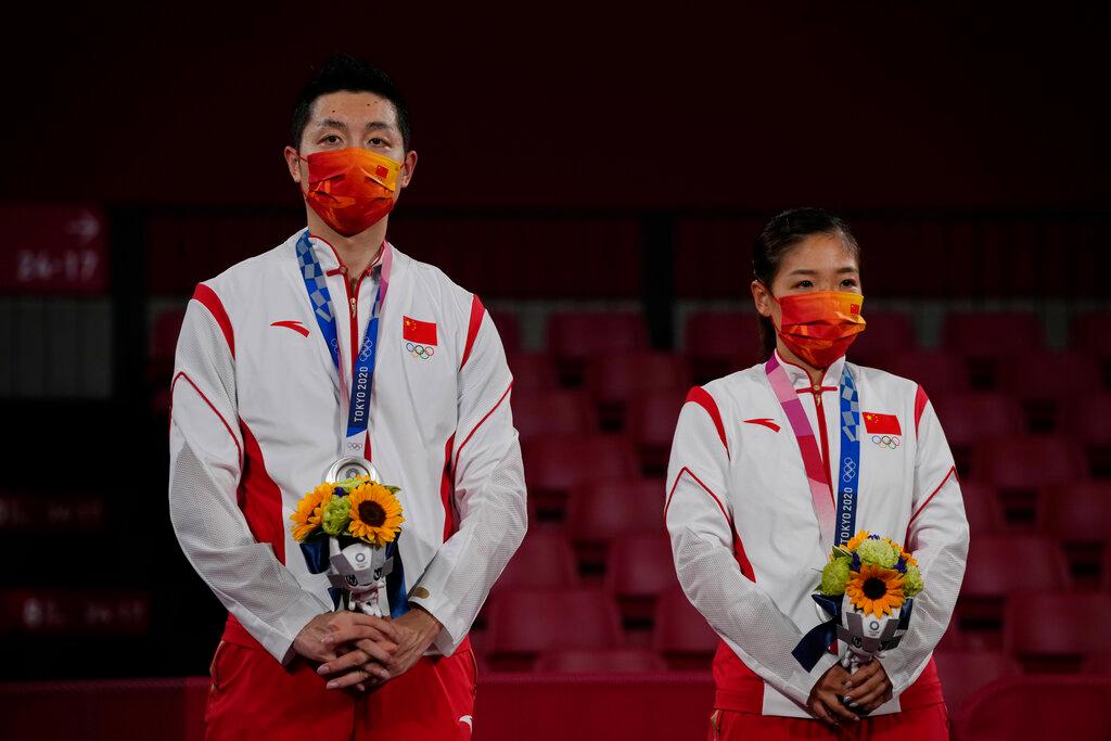 Silver medalists Xu Xin (left) and Liu Shiwen of China pose on the podium for the table tennis mixed doubles match at the 2020 Summer Olympics, July 26. Photo: AP