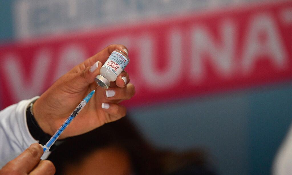 A health worker prepares a shot of the Moderna vaccine for Covid-19, donated by the US government, at a health centre in Quilmes Argentina, Aug 3. Photo: AP