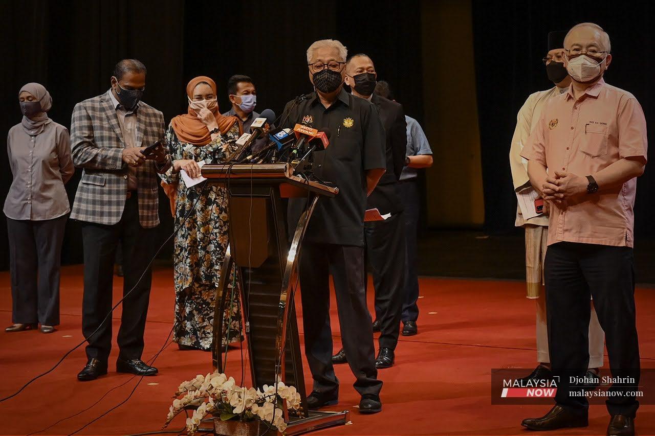 Ismail Sabri Yaakob mengetuai sidang media dihadiri 21 ahli Parlimen Barisan Nasional yang mendukung pentadbiran Muhyiddin Yassin.