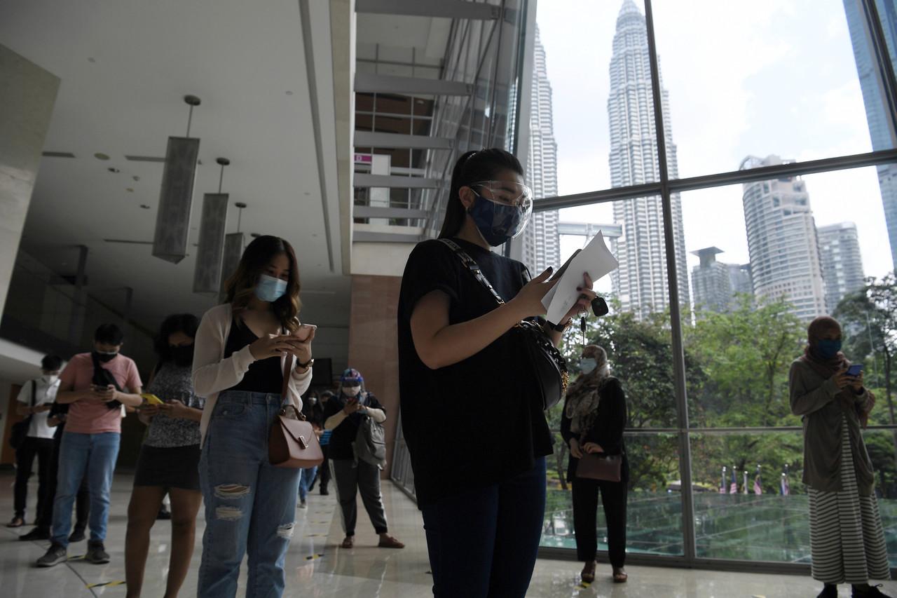 Para guru, AKP dan pekerja sokongan yang belum mendapat temujanji dos pertama vaksin digesa untuk mendapatkan suntikan masing-masing secara 'walk in' di PPV. Gambar: Bernama