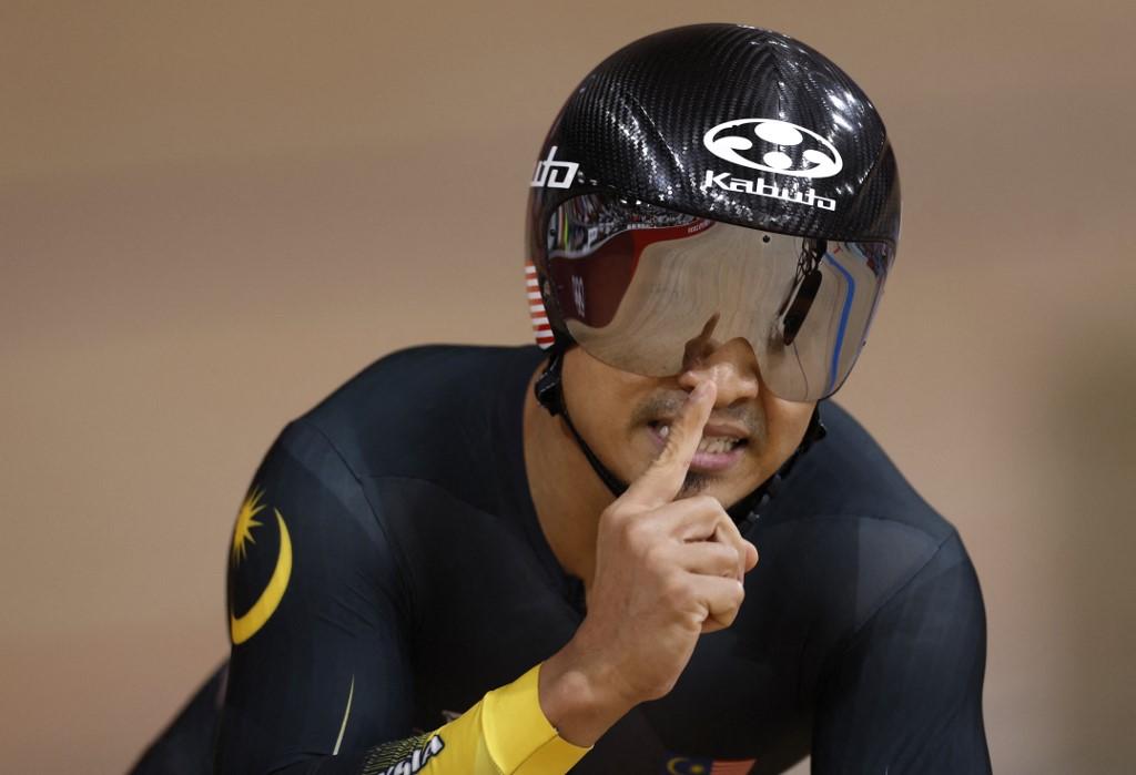 Mohd Azizulhasni Awang celebrates after taking silver in the men's track cycling keirin final during the Tokyo 2020 Olympic Games at Izu Velodrome in Izu, Japan, Aug 8. Photo: AFP.