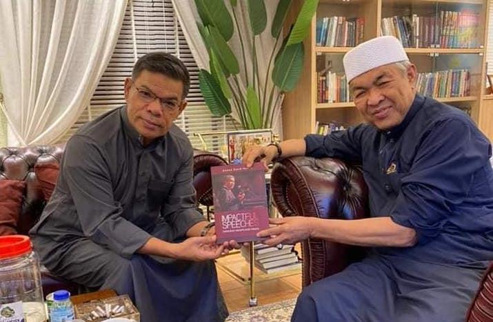 Presiden Umno Ahmad Zahid Hamidi dan bekas rakan seperjuangan, Setiausaha Agung PKR Saifuddin Nasution. Gambar: Facebook