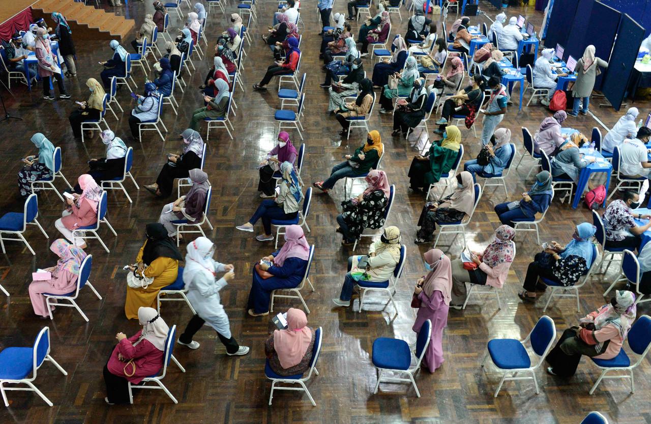 People wait in the observation area of the vaccination centre at Universiti Utara Malaysia in Sintok, Kedah. Photo: Bernama