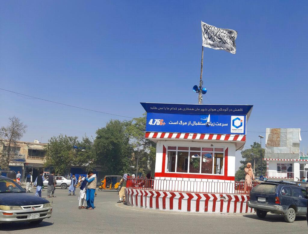 A Taliban flag flies in the main square of Kunduz city after fighting between Taliban and Afghan security forces, in Kunduz, Afghanistan, Aug 8. Photo: AP
