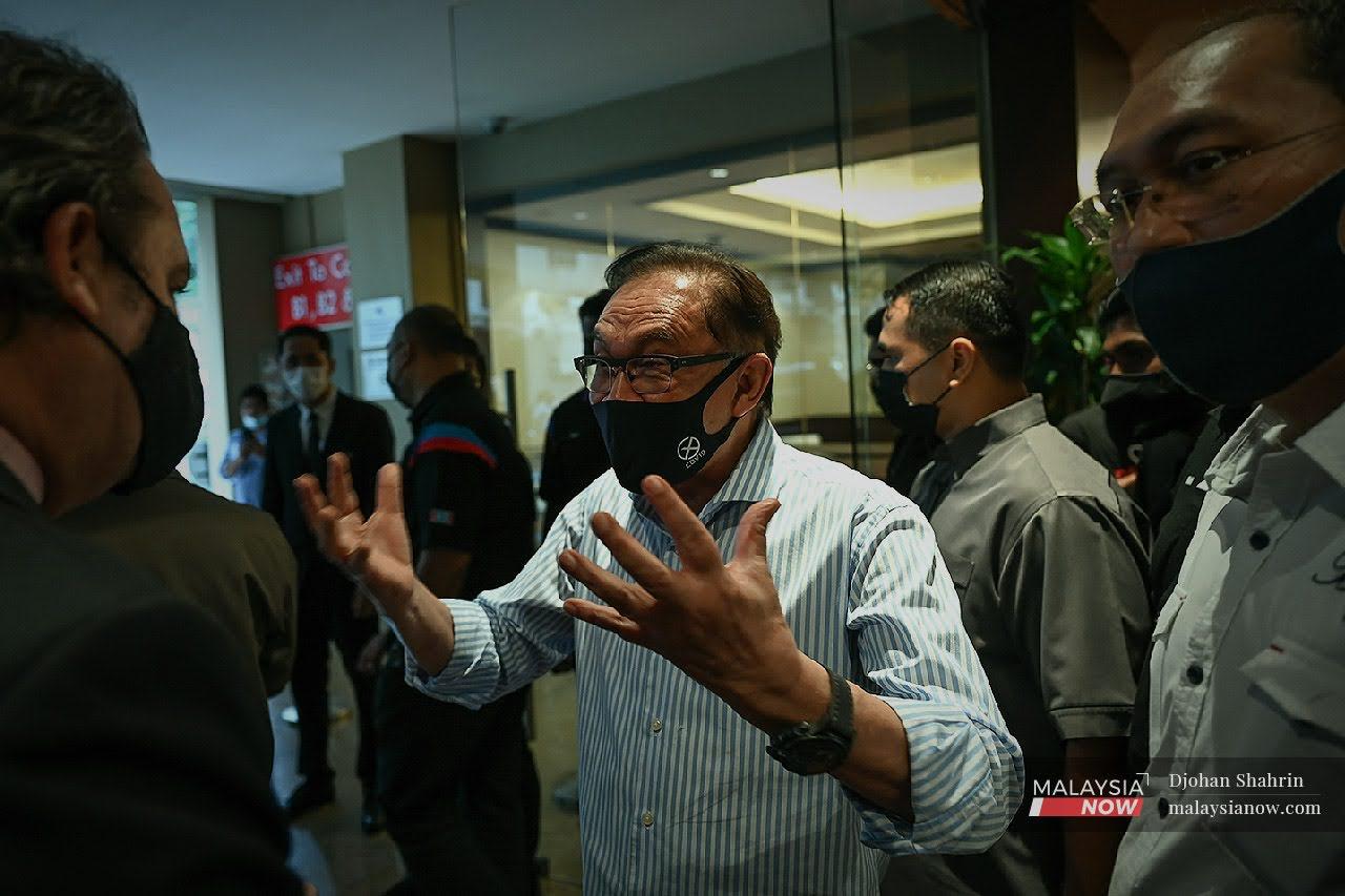 Presiden PKR Anwar Ibrahim selepas sebuah sidang media Pakatan Harapan.