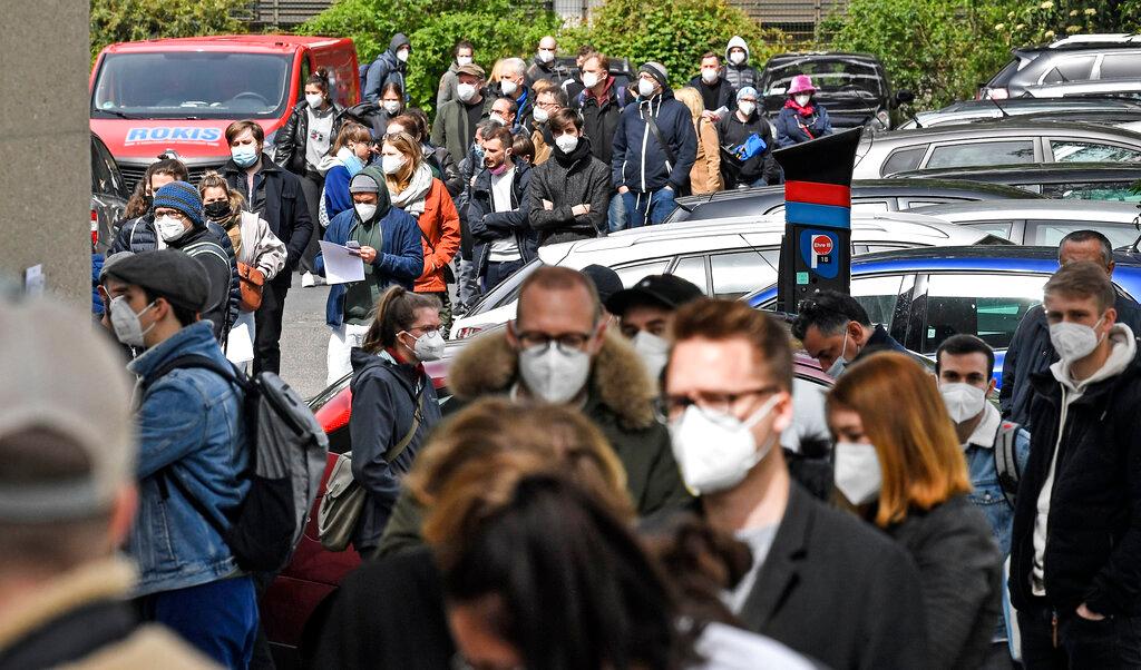 Hundreds line up to receive an AstraZeneca vaccination against the coronavirus in Cologne, Germany, May 8. Photo: AP