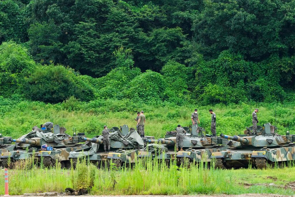 South Korean army soldiers work on K2 tanks in preparation for an exercise at a training field in Paju, South Korea, near the border with North Korea, Aug 2. Photo: AP