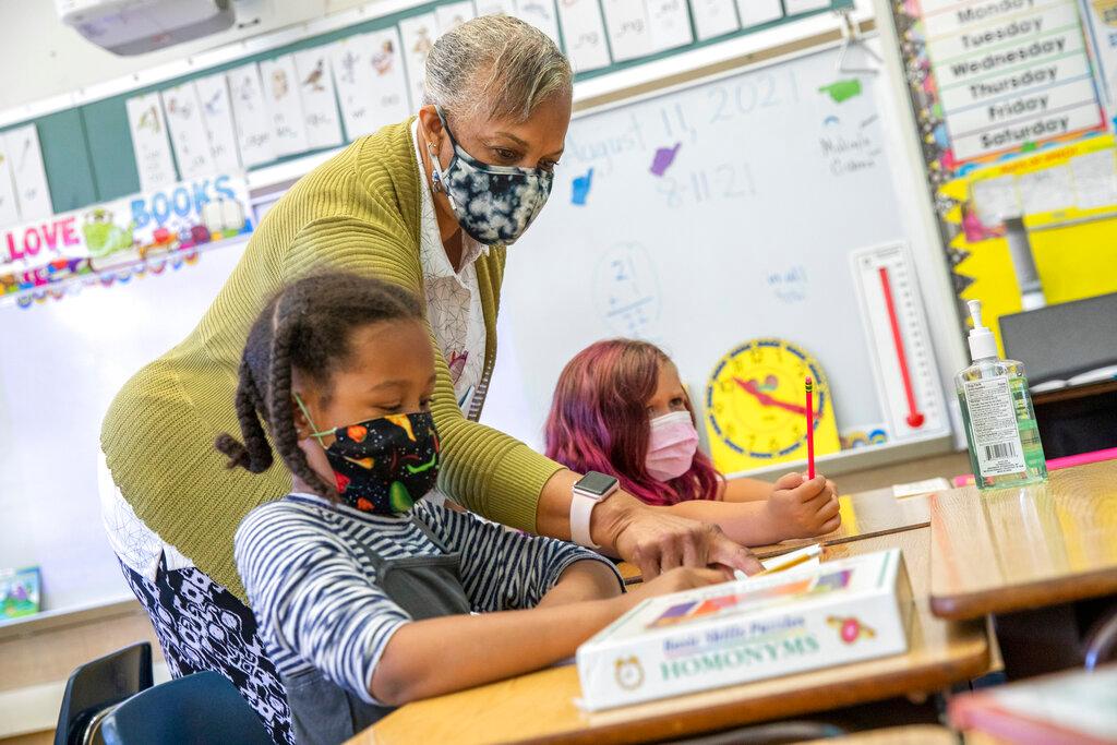 A teacher instructs students at an elementary school in Oakland, California, Aug 11. Photo: AP