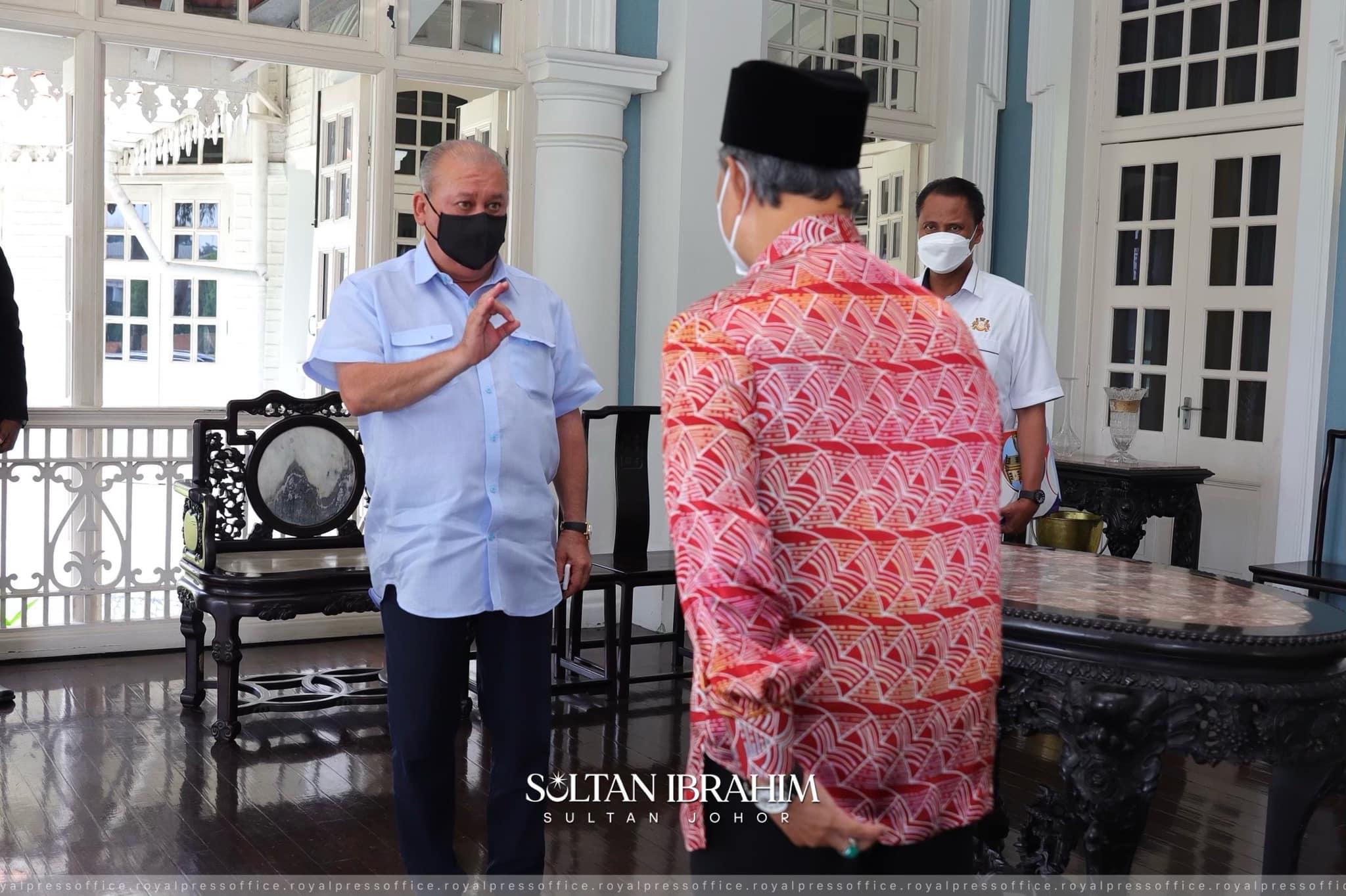Johor ruler Sultan Ibrahim Sultan Iskandar greets Prime Minister Muhyiddin Yassin at the state palace today. Photo: Johor Royal Press Office Facebook