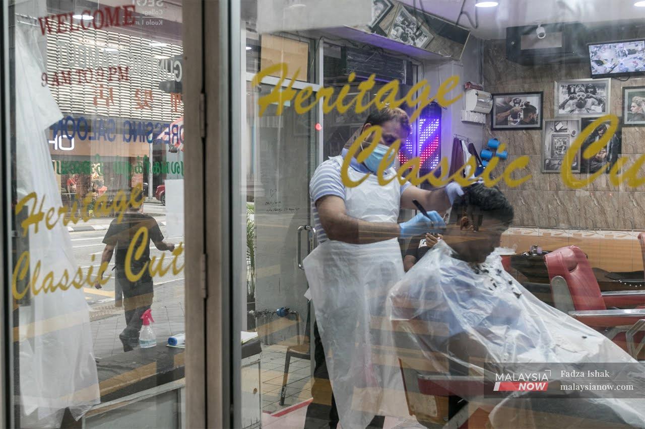 Kedai gunting rambut dibenarkan untuk beroperasi semula mulai esok.