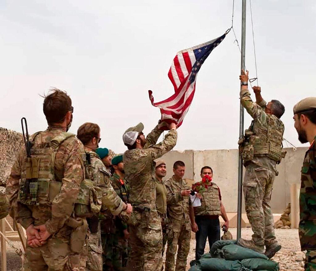 Tentera Amerika Syarikat (AS) mula merendahkan kibaran bendera sejak Mei lalu selepas secara rasmi keluar dari Afghanistan dan menyerahkan urusan keselamatan kepada tentera negara itu. Gambar: AP