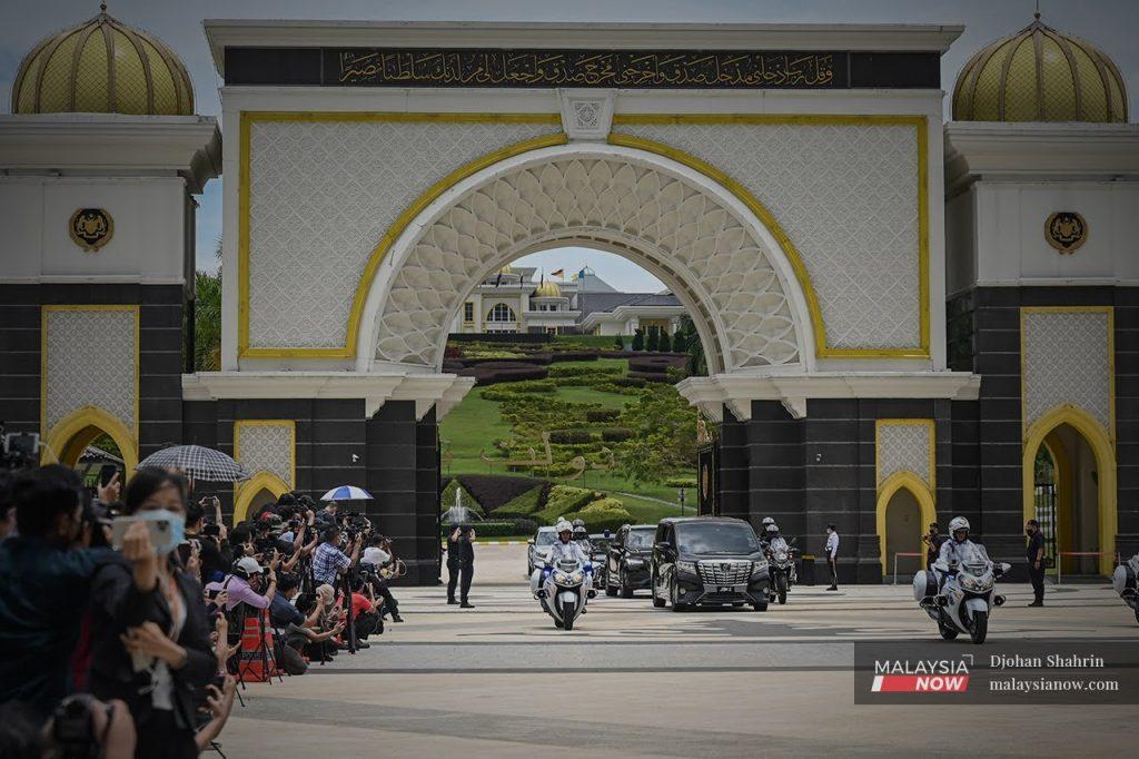 Perdana menteri Muhyiddin Yassin keluar dari Istana Negara selepas mengadap Yang di-Pertuan Agong hari ini. Gambar: Bernama