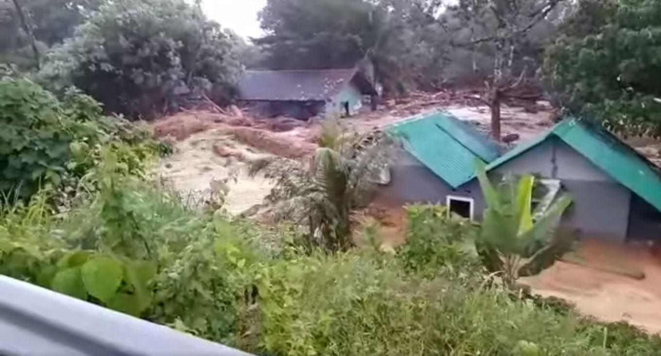 Tangkap layar video banjir kilat di kawasan Yan, Kedah hari ini.