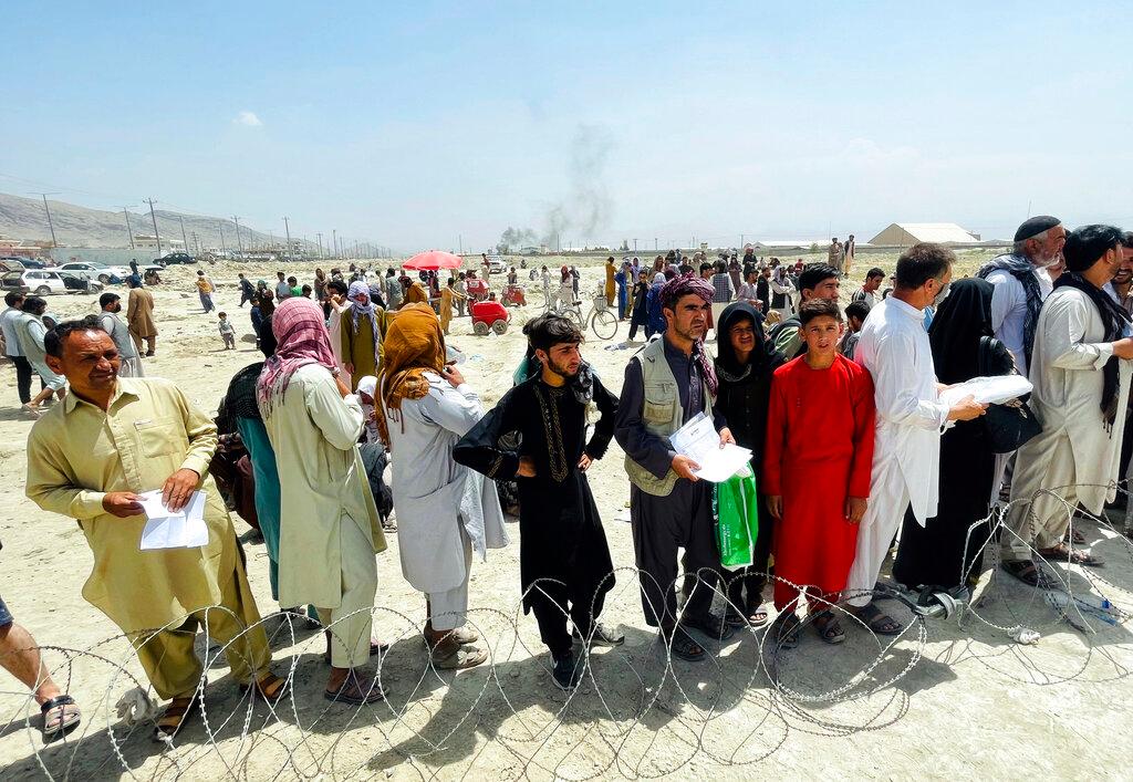 Hundreds of people gather outside the international airport in Kabul, Afghanistan, Aug 17. Photo: AP