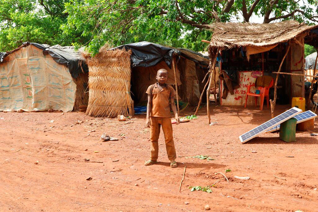 Seorang kanak-kanak lelaki berdiri di sebatang jalan. Keselamatan di Burkina Faso bertambah buruk sejak 2015, dengan pemberontak membunuh lebih 1,000 orang dan menyebabkan lebih satu juta yang lain menjadi pelarian. Gambar: AP