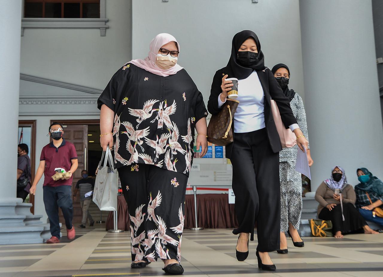 Pengasas Rumah Bonda Siti Bainun Ahd Razali (kiri) bersama peguam di Mahkamah Sesyen Kuala Lumpur. Gambar: Bernama