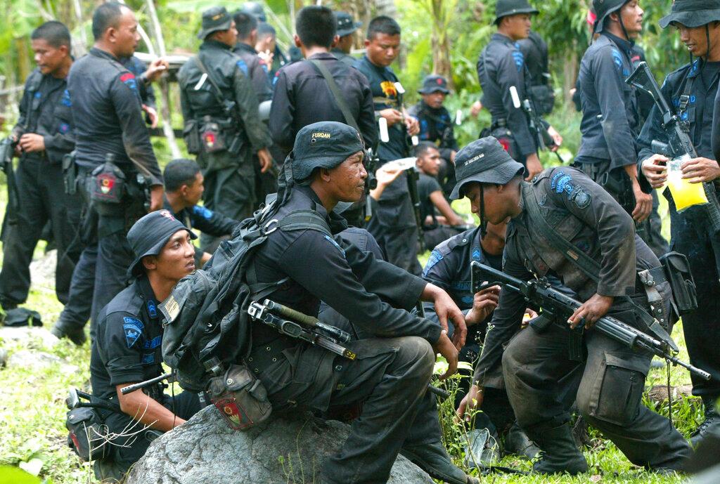 Indonesian paramilitary police take a break after returning from an operation in a crackdown on militants suspected of being linked to the Southeast Asian terror network Jemaah Islamiyah in Aceh Besar, Aceh province, Indonesia, in this March 5, 2010 file photo. Photo: AP